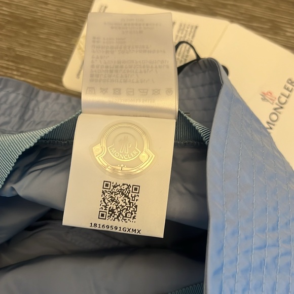 Moncler Logo Patch Bucket Hat - Picture 9 of 9